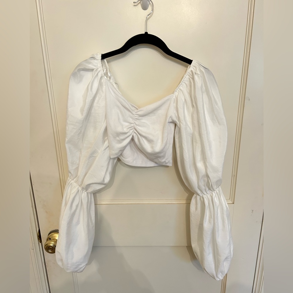 WHITE BUBBLE SLEEVE TOP